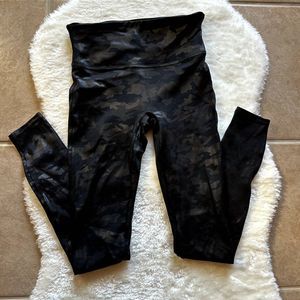 Spanx Faux Leather Matte Black Camo High Rise Legging Size S